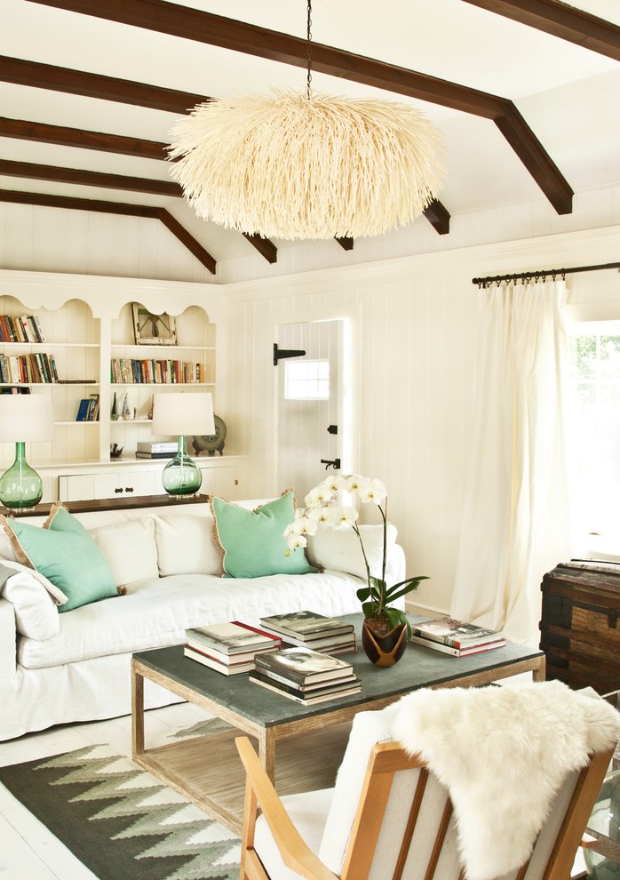 Пример оригинального дизайна: гостиная комната в морском стиле с белыми стенами и деревянным полом