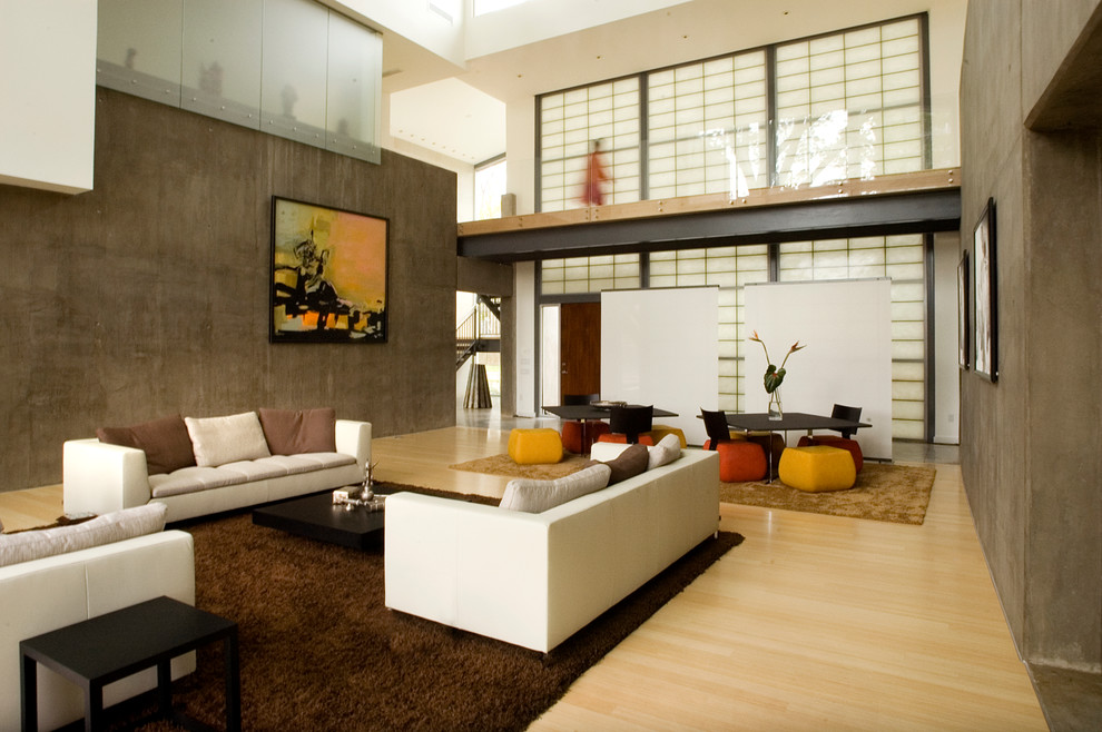 Стильный дизайн: гостиная комната в стиле модернизм с светлым паркетным полом - последний тренд