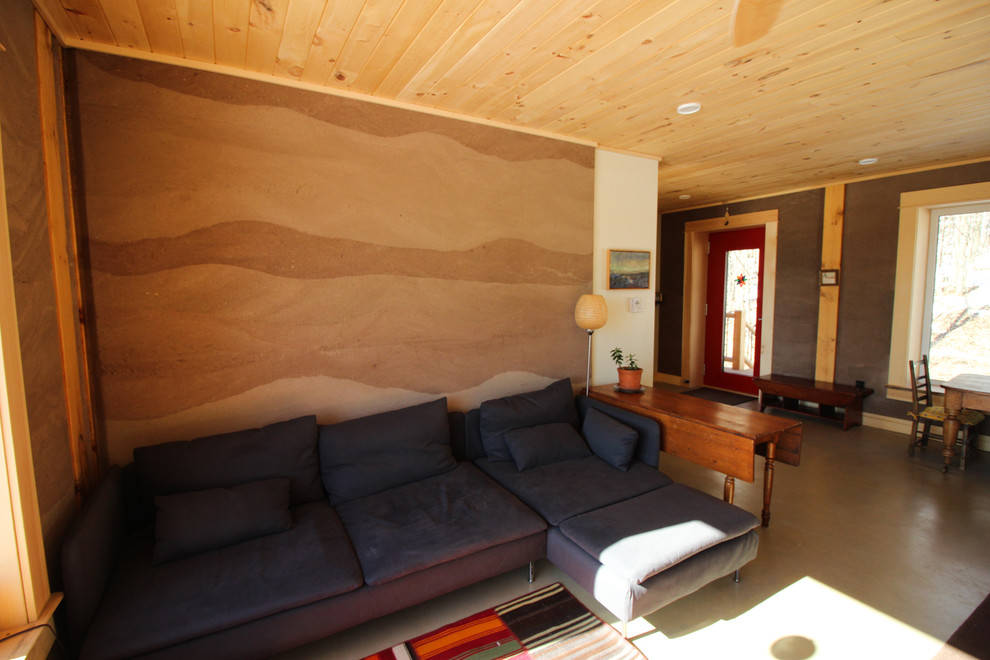 Inspiration pour un grand salon craftsman ouvert avec un mur marron et sol en béton ciré.
