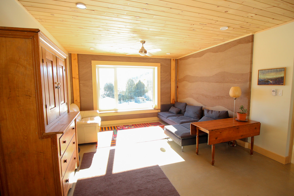 Exemple d'un grand salon craftsman ouvert avec un mur marron et sol en béton ciré.