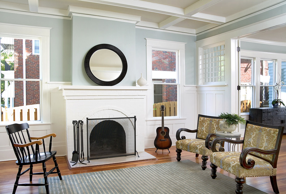Свежая идея для дизайна: гостиная комната в классическом стиле с фасадом камина из кирпича и ковром на полу - отличное фото интерьера