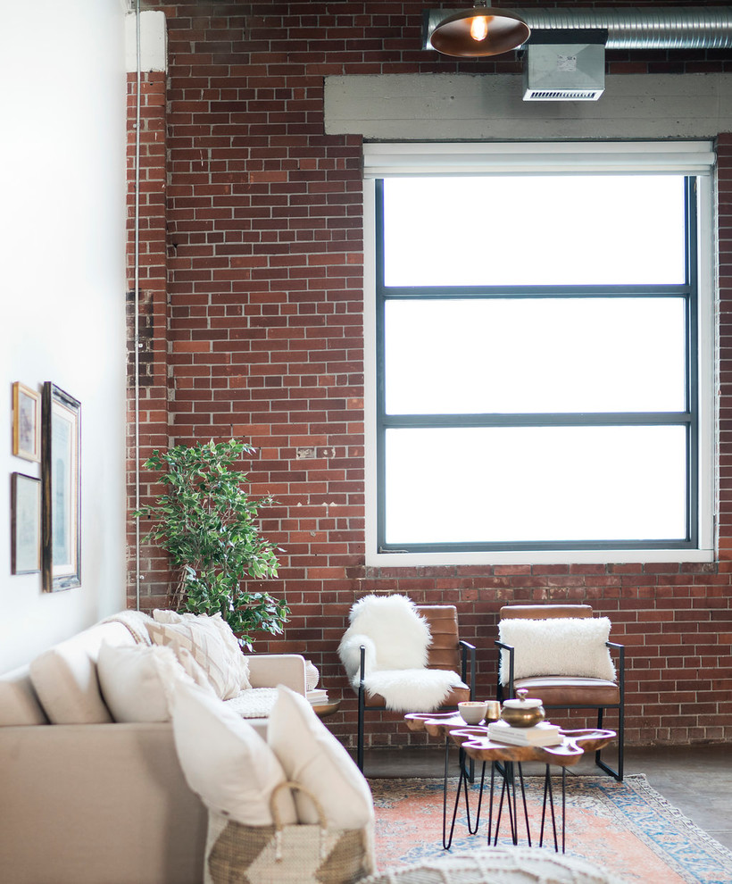 Mittelgroßes, Repräsentatives, Fernseherloses, Offenes Shabby-Style Wohnzimmer ohne Kamin mit weißer Wandfarbe, Betonboden und braunem Boden in Calgary