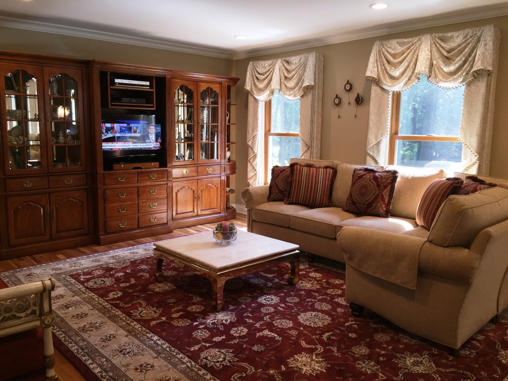 Пример оригинального дизайна: большая парадная, двухуровневая гостиная комната в классическом стиле с бежевыми стенами, стандартным камином, фасадом камина из камня, отдельно стоящим телевизором, паркетным полом среднего тона и коричневым полом