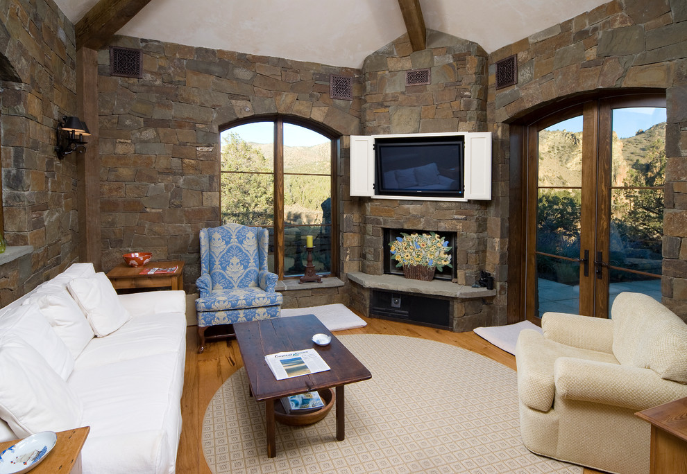Идея дизайна: гостиная комната в средиземноморском стиле с угловым камином