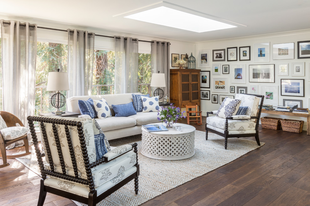 Mittelgroßes Landhausstil Wohnzimmer mit weißer Wandfarbe und dunklem Holzboden in San Francisco