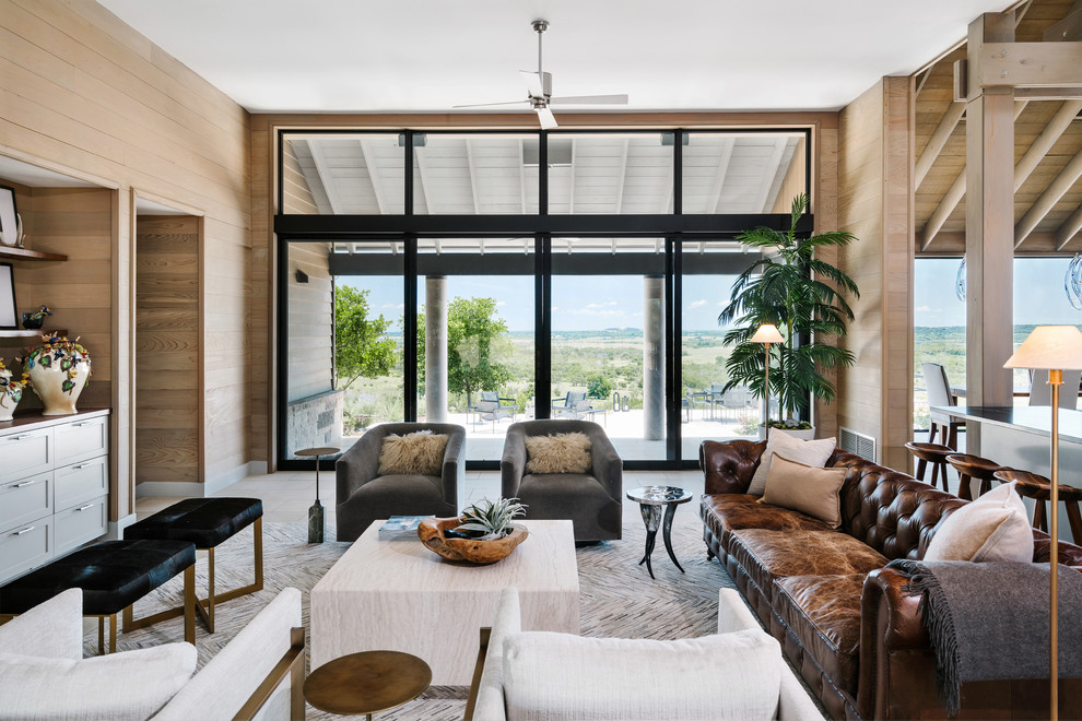 Ispirazione per un soggiorno country con pavimento beige