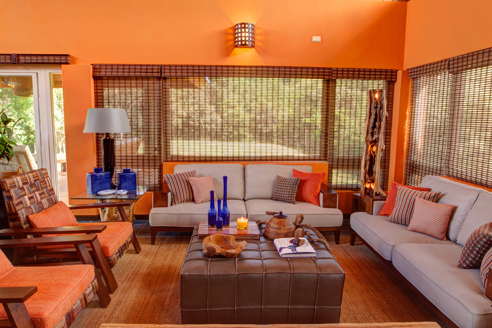 Esempio di un soggiorno tropicale con pareti arancioni