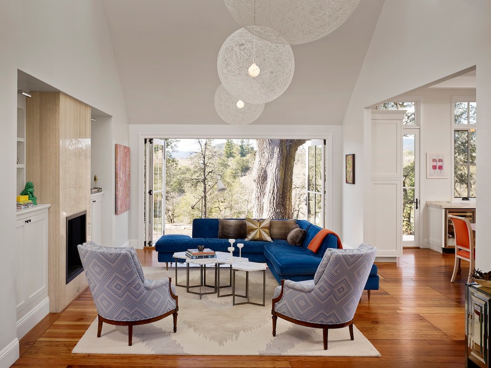 Fernseherloses Country Wohnzimmer mit weißer Wandfarbe, braunem Holzboden und Kamin in San Francisco