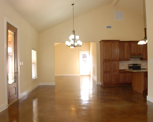 На фото: открытая гостиная комната среднего размера в стиле кантри с бежевыми стенами и бетонным полом с