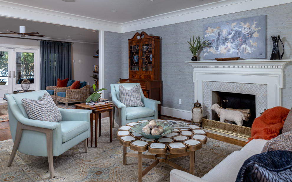 Стильный дизайн: гостиная комната в стиле неоклассика (современная классика) с серыми стенами, паркетным полом среднего тона, стандартным камином, коричневым полом и обоями на стенах - последний тренд