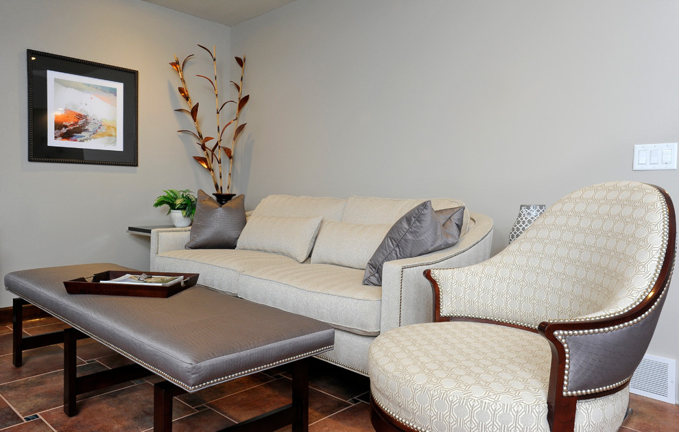 Mittelgroßes, Offenes Modernes Wohnzimmer mit grauer Wandfarbe, Keramikboden und TV-Wand in Sonstige
