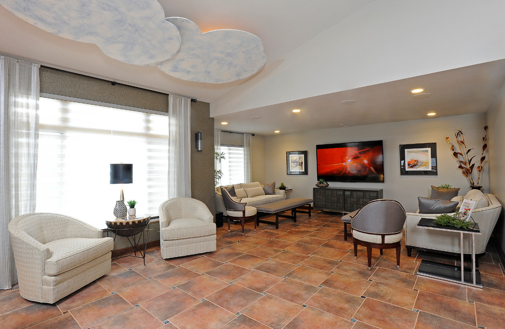 Mittelgroßes, Offenes Modernes Wohnzimmer ohne Kamin mit grauer Wandfarbe, Keramikboden und TV-Wand in Sonstige
