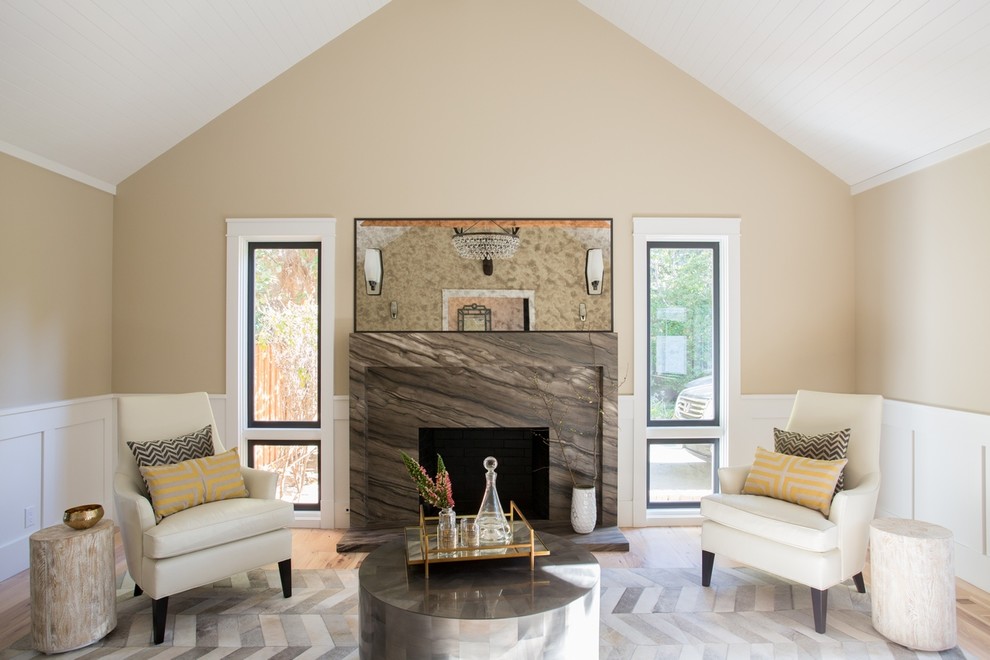 Idee per un soggiorno minimal con pareti beige, parquet chiaro e camino classico