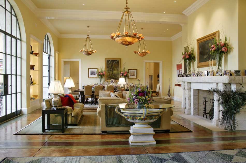 Источник вдохновения для домашнего уюта: открытая гостиная комната в стиле модернизм с желтыми стенами, бетонным полом, стандартным камином и фасадом камина из камня