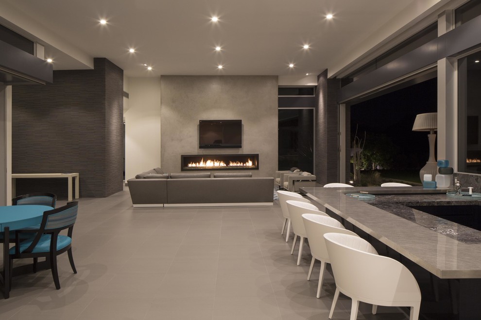 Пример оригинального дизайна: большая открытая гостиная комната в современном стиле с полом из керамической плитки, серыми стенами, горизонтальным камином, фасадом камина из бетона и телевизором на стене