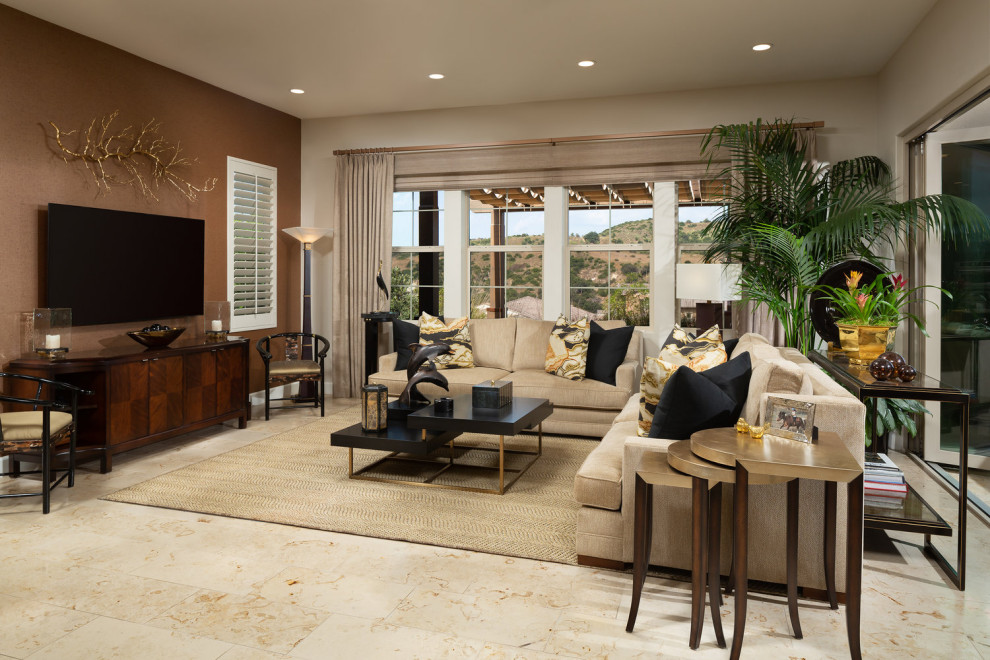 Immagine di un grande soggiorno design aperto con pareti arancioni, pavimento in pietra calcarea, TV a parete e pavimento beige