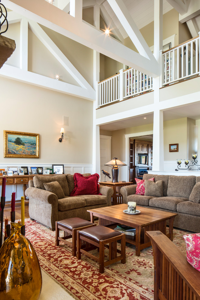 Foto di un ampio soggiorno stile americano aperto con pareti beige, pavimento in legno massello medio e sala formale