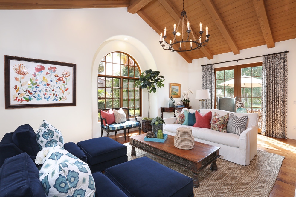 Mediterranes Wohnzimmer mit weißer Wandfarbe und braunem Holzboden in Orange County