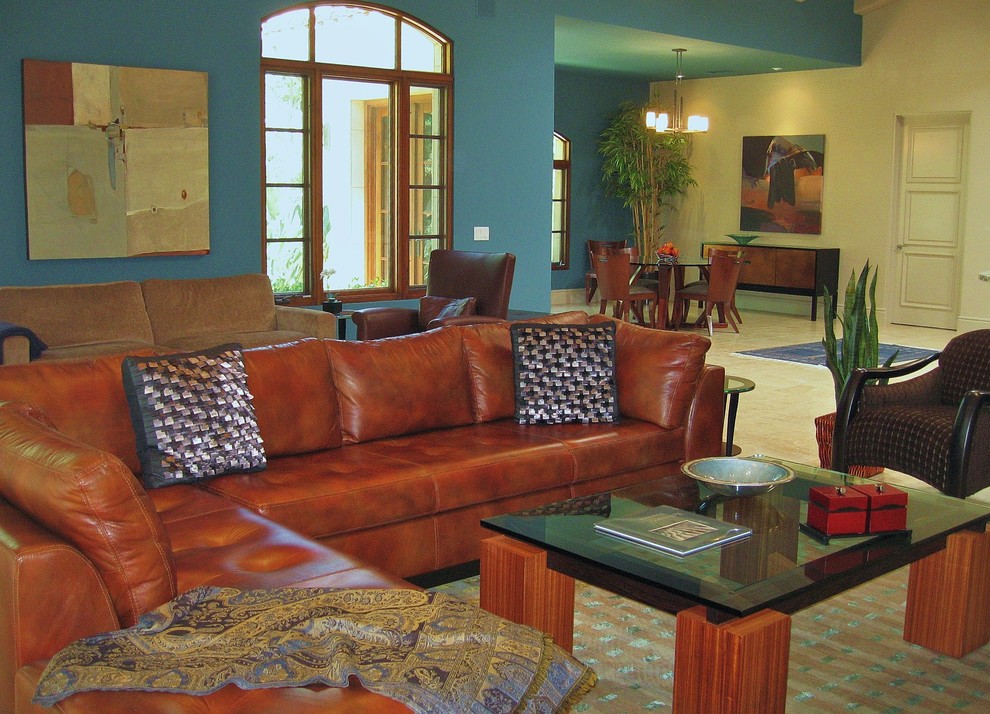 Idée de décoration pour un grand salon design ouvert avec un mur bleu, un sol en carrelage de porcelaine et un sol beige.