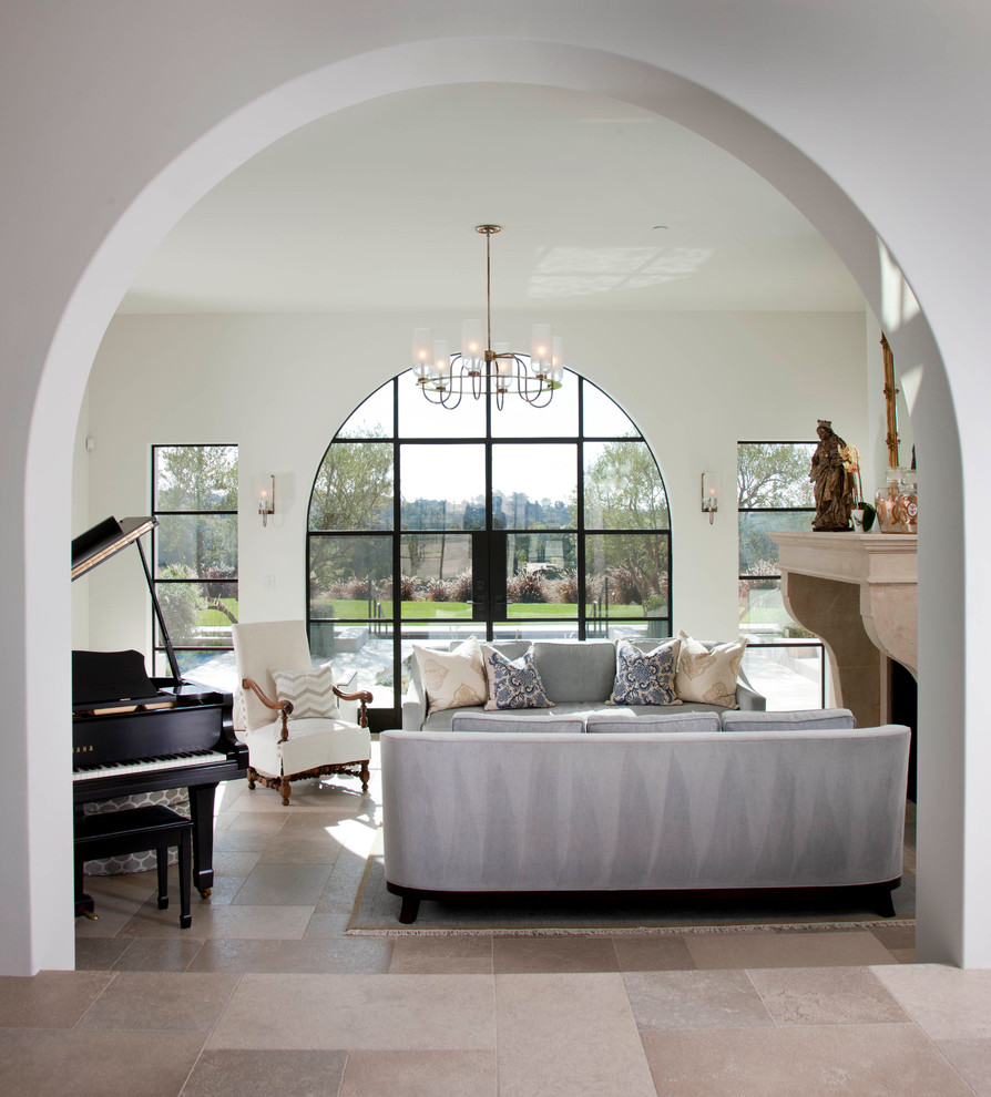 Foto di un soggiorno mediterraneo con sala formale e camino classico