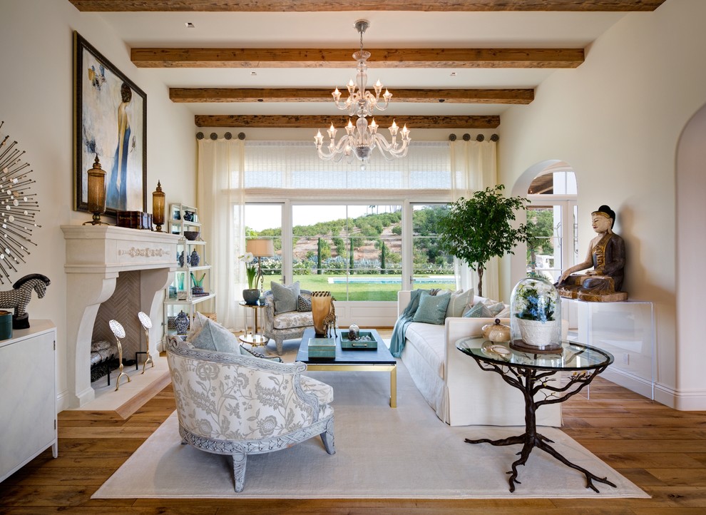 Mittelgroßes, Repräsentatives, Fernseherloses Klassisches Wohnzimmer mit weißer Wandfarbe, braunem Holzboden, Kamin und braunem Boden in San Diego