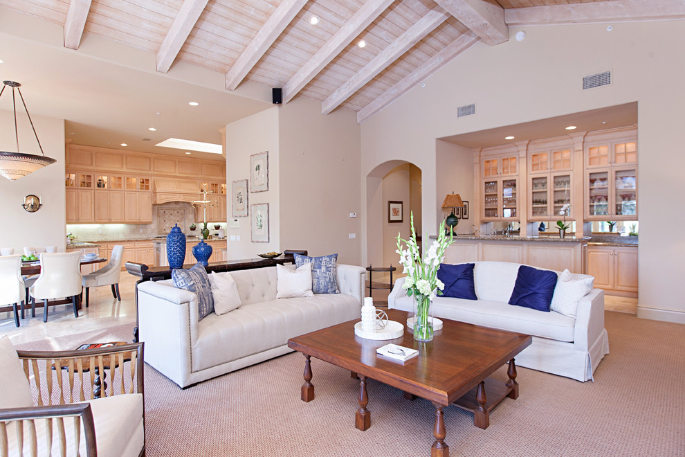 Offenes, Großes Mediterranes Wohnzimmer mit beiger Wandfarbe, Teppichboden und Hausbar in San Diego