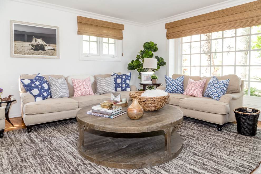 Fernseherloses Klassisches Wohnzimmer mit weißer Wandfarbe und braunem Holzboden in Orange County