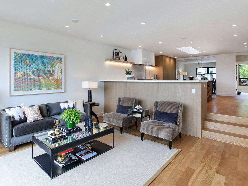 Идея дизайна: открытая гостиная комната среднего размера в стиле неоклассика (современная классика) с белыми стенами и светлым паркетным полом без камина, телевизора