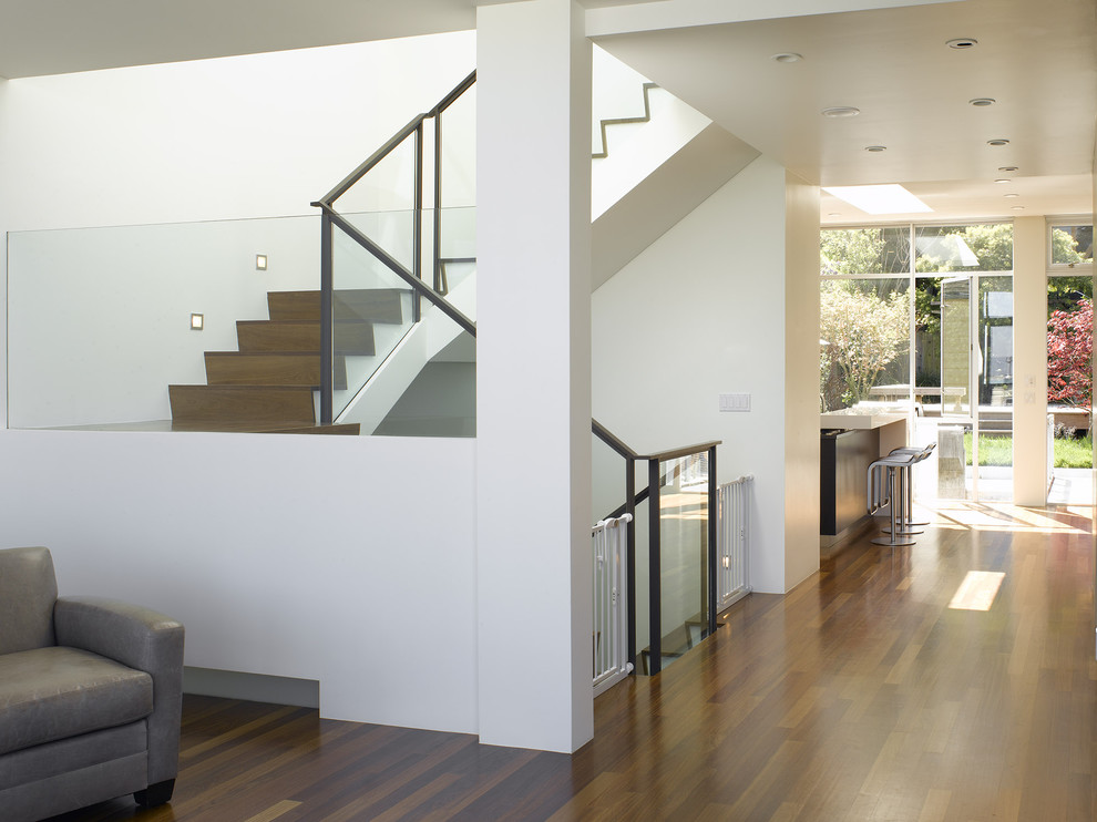 Mittelgroßes, Repräsentatives, Abgetrenntes Modernes Wohnzimmer mit weißer Wandfarbe, dunklem Holzboden und braunem Boden in San Francisco