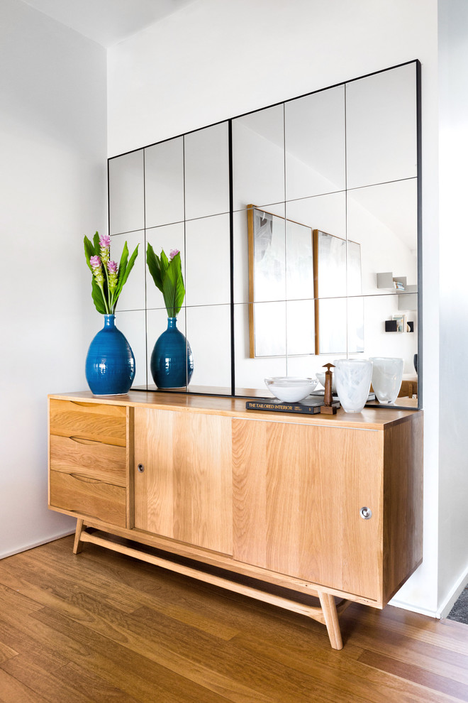 Aménagement d'un salon mansardé ou avec mezzanine scandinave de taille moyenne avec un mur beige, parquet clair et aucune cheminée.