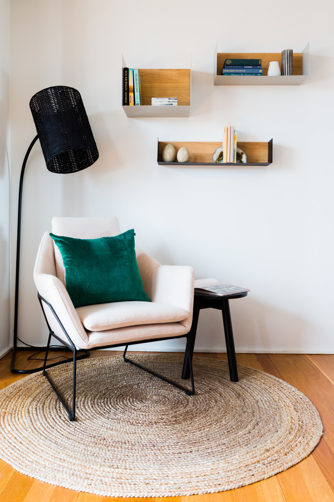 Kleines, Fernseherloses Skandinavisches Wohnzimmer ohne Kamin, im Loft-Stil mit beiger Wandfarbe und hellem Holzboden in Sydney