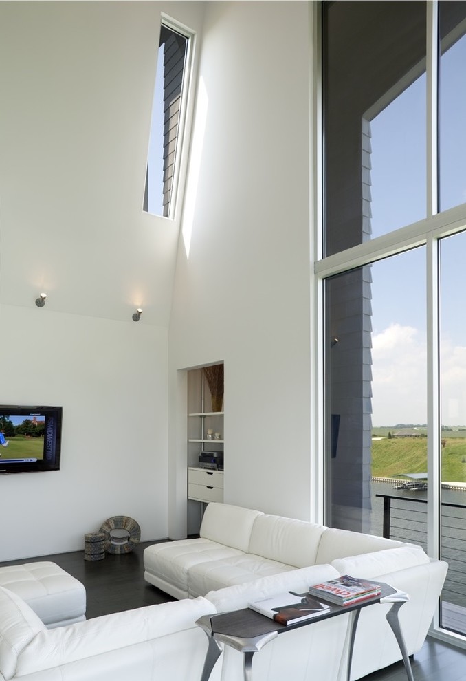 Aménagement d'un salon contemporain avec un mur blanc et un téléviseur fixé au mur.