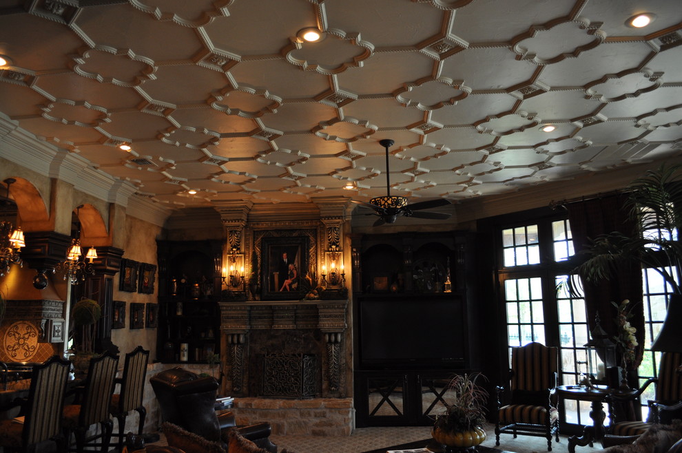 Imagen de salón mediterráneo con marco de chimenea de yeso