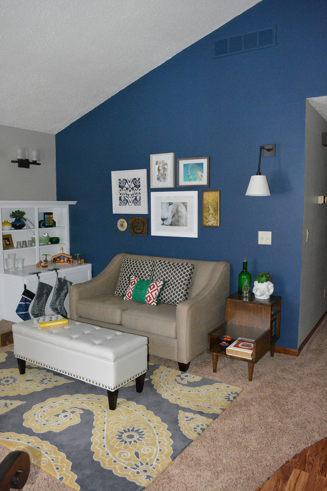 На фото: маленькая открытая гостиная комната в стиле фьюжн с синими стенами, ковровым покрытием, стандартным камином и фасадом камина из плитки без телевизора для на участке и в саду с