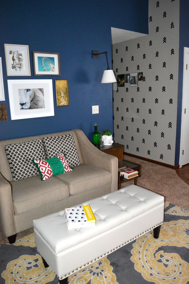 Esempio di un piccolo soggiorno bohémian aperto con pareti blu, moquette, camino classico, cornice del camino piastrellata e nessuna TV