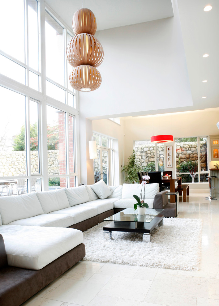 Esempio di un grande soggiorno contemporaneo aperto con sala formale, pareti bianche e pavimento bianco