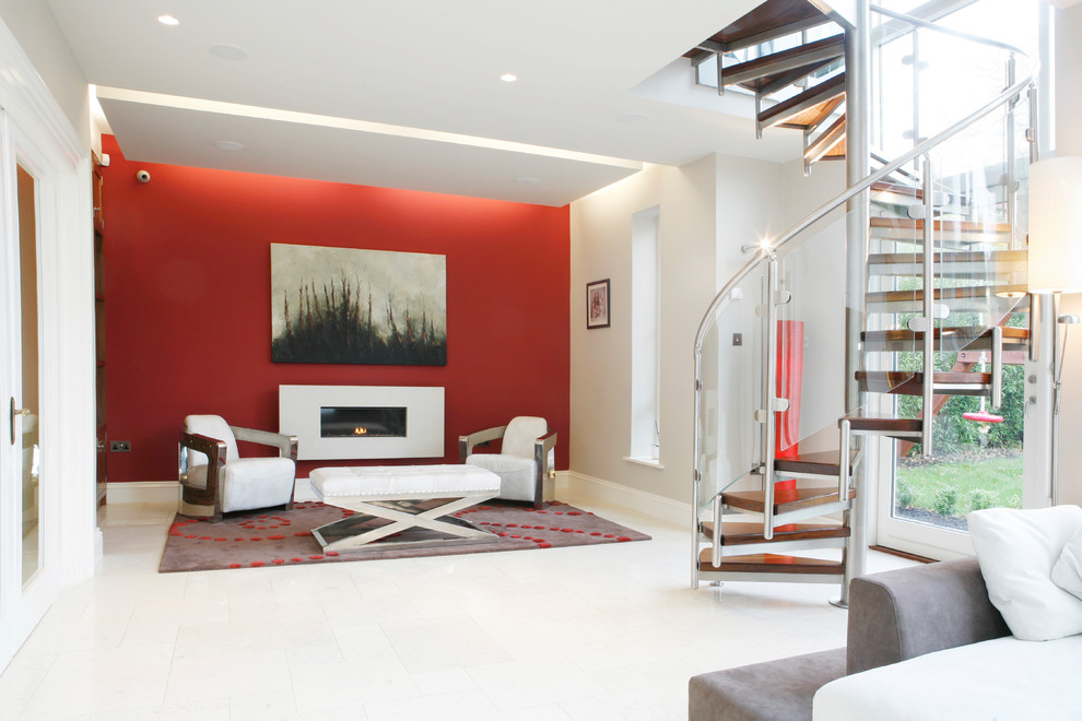 ダブリンにある中くらいなコンテンポラリースタイルのおしゃれなリビング (赤い壁、カーペット敷き、横長型暖炉、白い床、アクセントウォール) の写真
