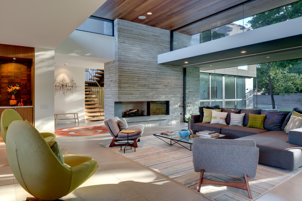 Offenes Modernes Wohnzimmer mit Kamin und Kaminumrandung aus Stein in Dallas