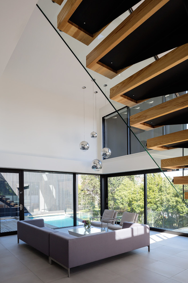 Modernes Wohnzimmer mit Betonboden und weißer Wandfarbe in Auckland