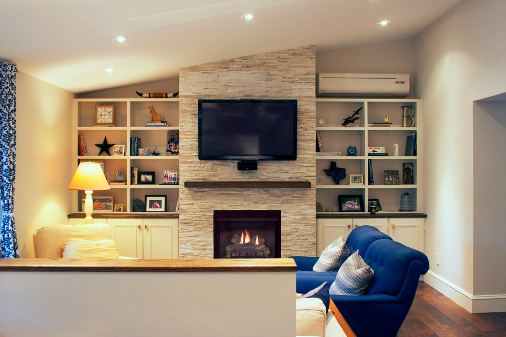 Источник вдохновения для домашнего уюта: открытая гостиная комната среднего размера в современном стиле с бежевыми стенами, темным паркетным полом, стандартным камином, фасадом камина из камня и телевизором на стене