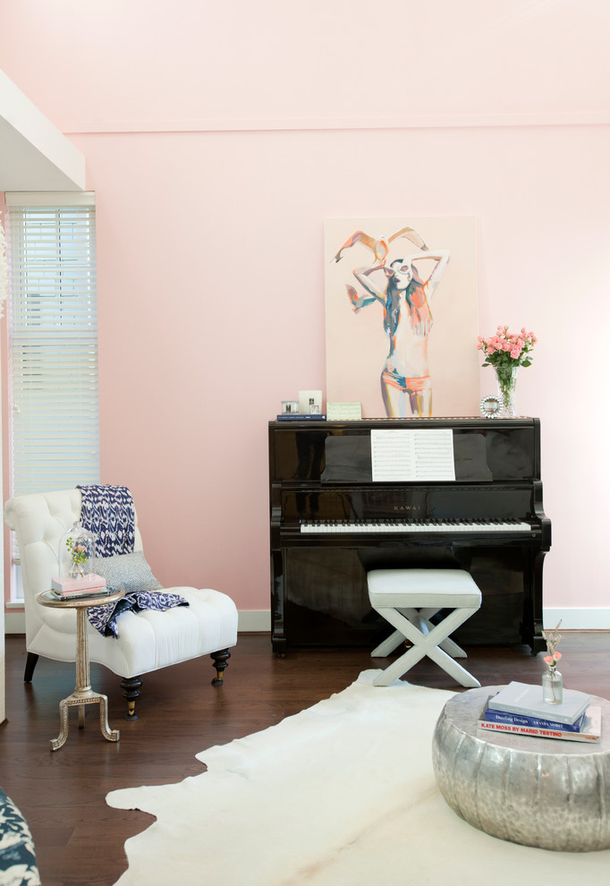 Свежая идея для дизайна: гостиная комната в стиле фьюжн с музыкальной комнатой, розовыми стенами и темным паркетным полом - отличное фото интерьера