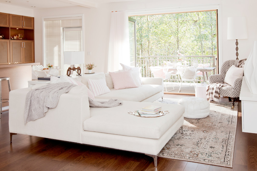 Kleines Stilmix Wohnzimmer mit weißer Wandfarbe und braunem Holzboden in Vancouver
