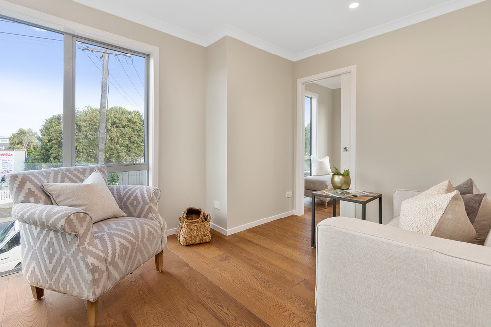 Abgetrenntes Modernes Wohnzimmer mit hellem Holzboden in Auckland