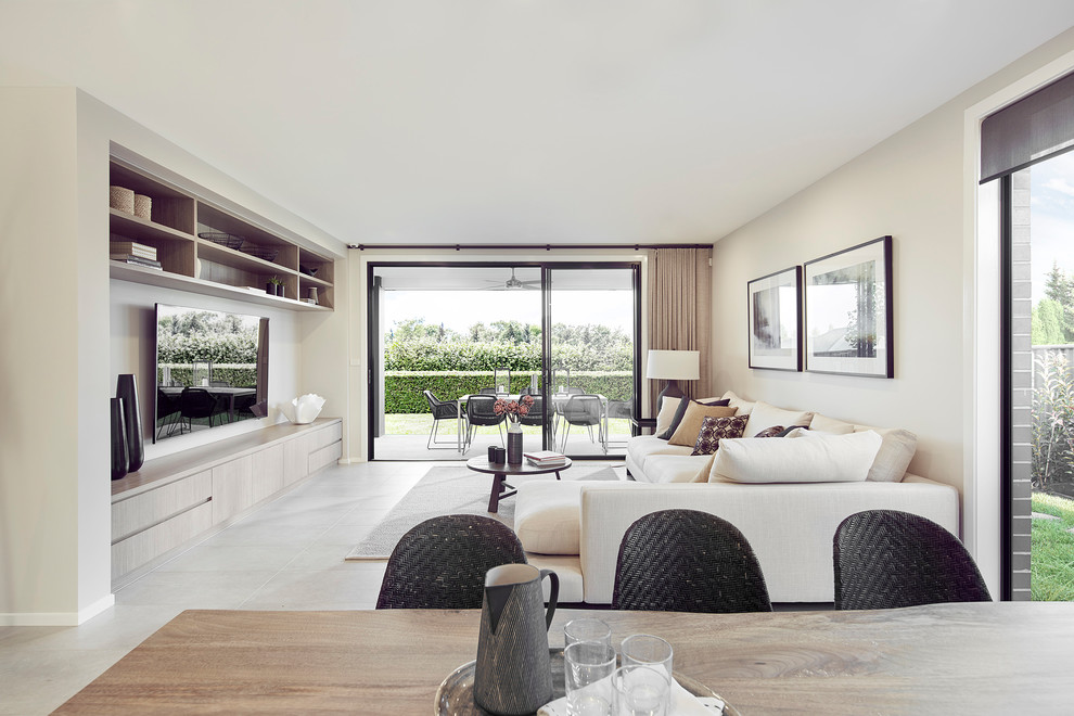 Стильный дизайн: открытая гостиная комната среднего размера в современном стиле с бежевыми стенами, полом из керамогранита и серым полом без камина - последний тренд