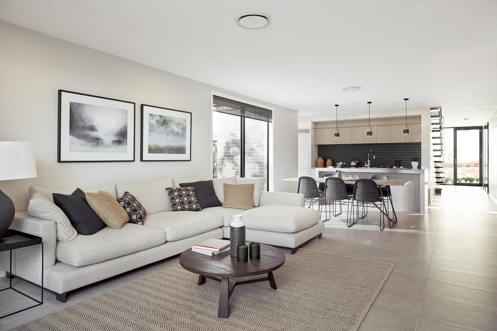 Mittelgroßes, Offenes Modernes Wohnzimmer ohne Kamin mit beiger Wandfarbe, Porzellan-Bodenfliesen und grauem Boden in Canberra - Queanbeyan