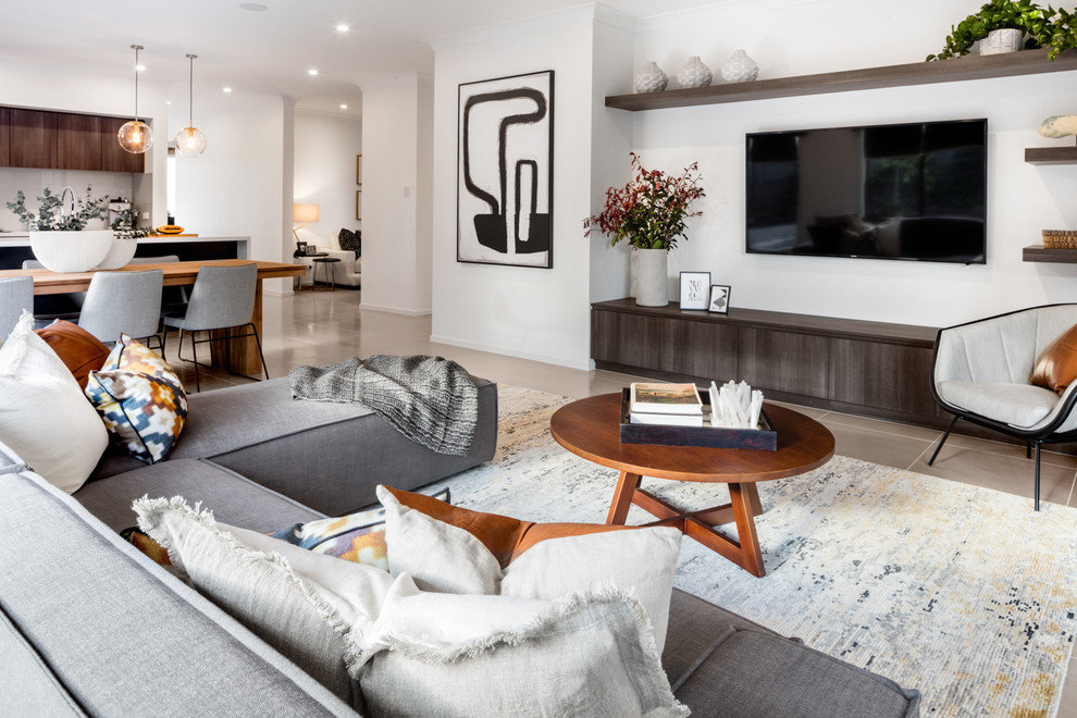 Идея дизайна: парадная, открытая гостиная комната в стиле неоклассика (современная классика) с белыми стенами, телевизором на стене и бежевым полом