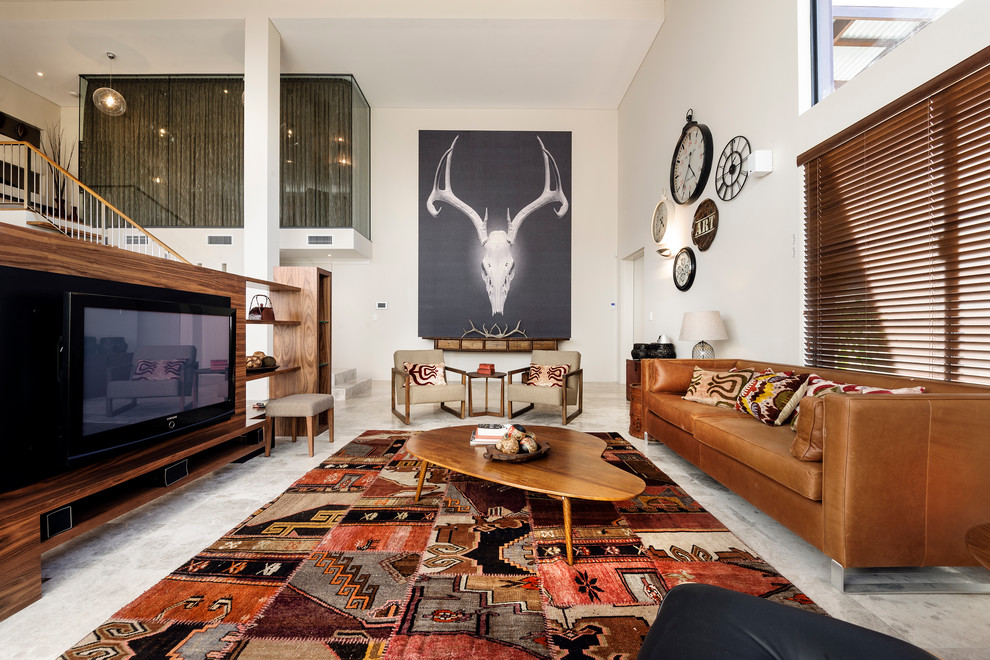 Modern inredning av ett stort vardagsrum, med beige väggar, travertin golv och en inbyggd mediavägg