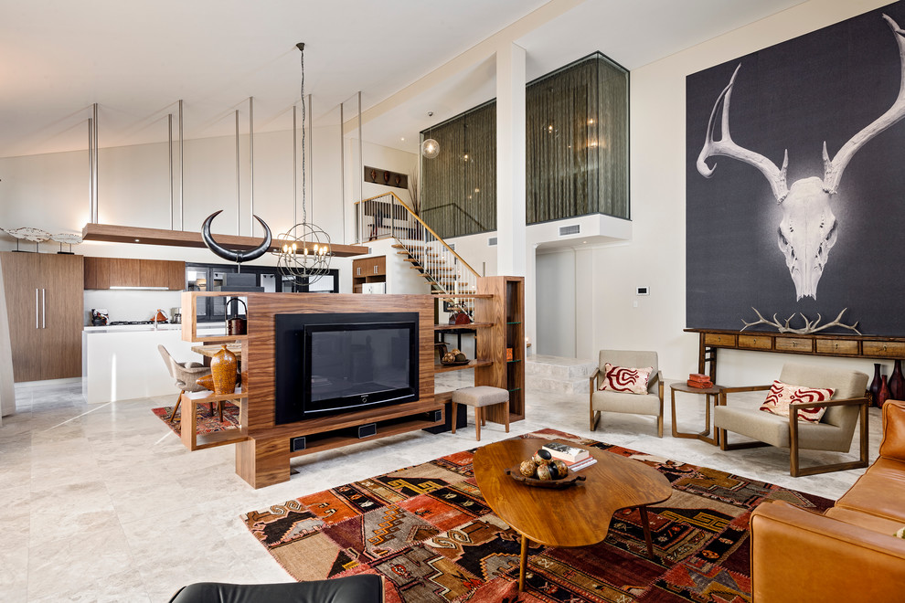 Idée de décoration pour un grand salon design ouvert avec un sol en travertin, un mur beige et un téléviseur indépendant.