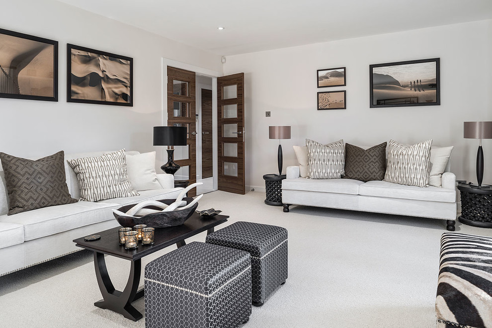 Fernseherloses Klassisches Wohnzimmer ohne Kamin mit weißer Wandfarbe und Teppichboden in Berkshire