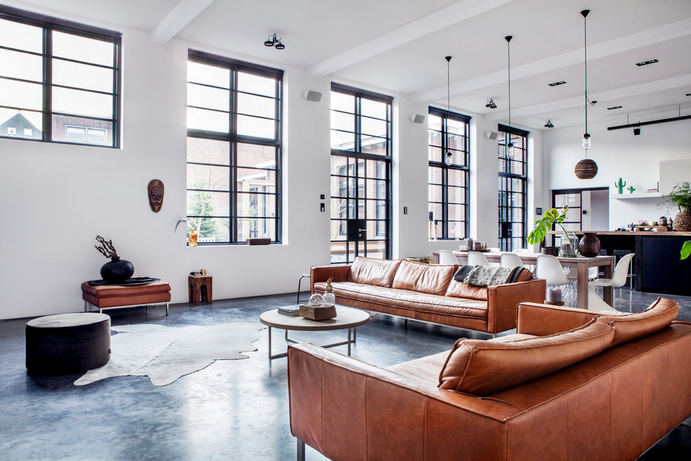 Immagine di un grande soggiorno contemporaneo chiuso con sala della musica, pavimento in cemento e TV a parete